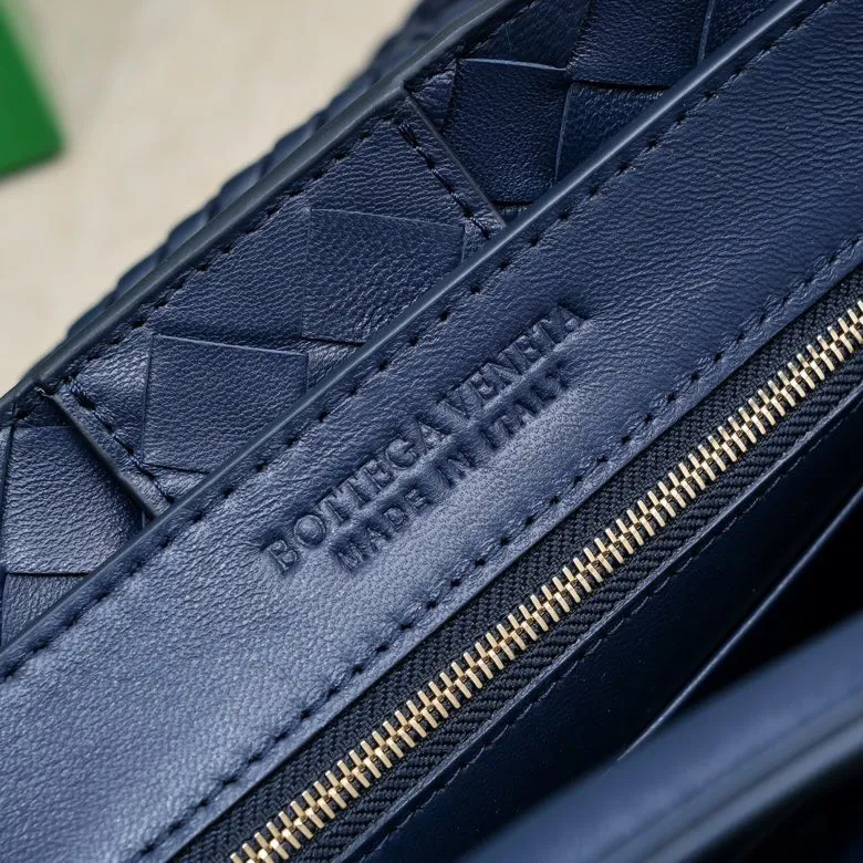The 2023 new Andiamo batch of 2260 BV has been shipped‼ ️Really popular🔥The new Andiamo woven handbag launched by Bottega Veneta this season is really popular all over the world! ! Celebrities at home and abroad have worn it, and Oscar-winning actress Michelle Yeoh has taken it out on the street. Song Jia, Trai Yara, Yu Feihong, Sanji Ayaka, Rosie Hunting-Whiteley, Yoshioka Riho, etc. have all picked up this bag. It is classic and versatile, showing off its temperament, and the bag capacity is also large, which is very convenient for daily commuting! ! A variety of carrying methods, the shoulder straps can be adjusted by yourself, the original lambskin feels soft and delicate, and the unisex style breaks gender boundaries and brings a more practical and longer-lasting use experience. Andiamo, which has both elegant and casual styles, perfectly interprets the true appearance of "fashionable old money style". Style number: 8463 Size: 32*24*12